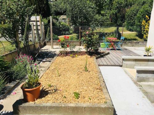 a garden with flowers and plants in a yard at Logement indépendant,calme à 2 pas du centre ville in Lannion