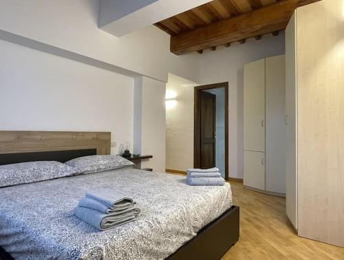 - une chambre avec un lit et des serviettes dans l'établissement Appartamento in Villa storica con parco e piscina, à Montelupo Fiorentino