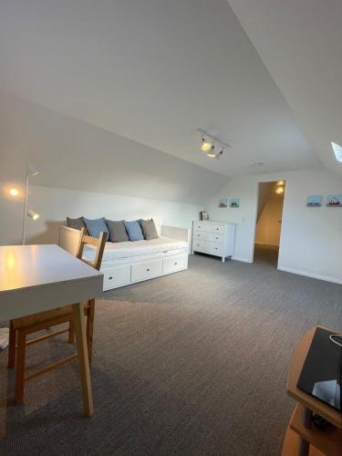 um quarto grande com uma cama e uma mesa em Ferienhaus Mühlengrund em Grundhof