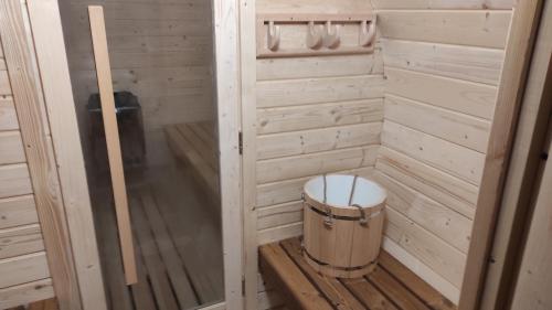 eine kleine Sauna mit Mülleimer darin in der Unterkunft Chalupa Karlovice in Karlovice
