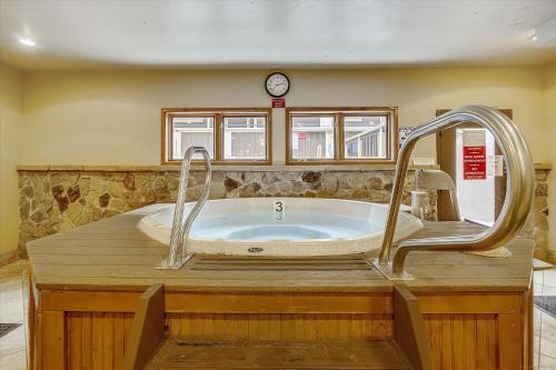 y baño con bañera y 2 grifos. en Riverbend 103, en Breckenridge
