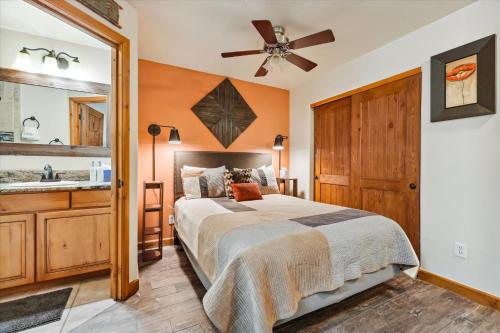 Un dormitorio con una cama, un espejo y un lavabo. en Riverbend 103, en Breckenridge