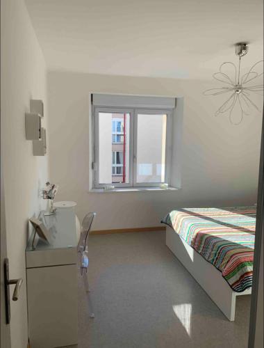 une chambre avec un lit et une fenêtre dans l'établissement Magnifique T3 avec balcon vue montagne , plein centre et proche du lac, à Gérardmer