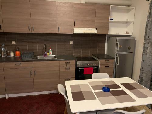 una cucina con mobili in legno, un tavolo e un lavandino di Stone Ship view a Monemvasía