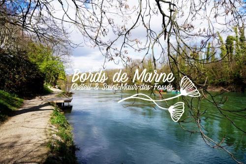 Un río con las palabras tablas de la naturaleza obtiene un fondo de milagros en Studio Apartment near to Paris, en Créteil