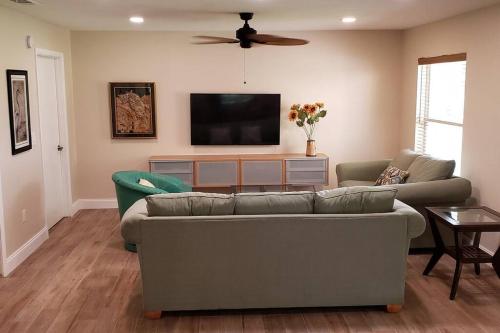 sala de estar con sofá y TV de pantalla plana en Little Ridge Ranch-East House Quiet Country Getaway-Pet Friendly!, en Williston
