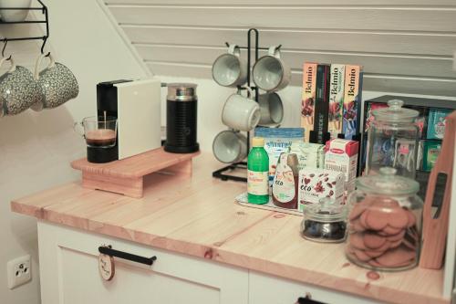 un bancone della cucina con ripiano in legno di Fully Equipped Home Close to Malmö & Copenhagen a Vellinge