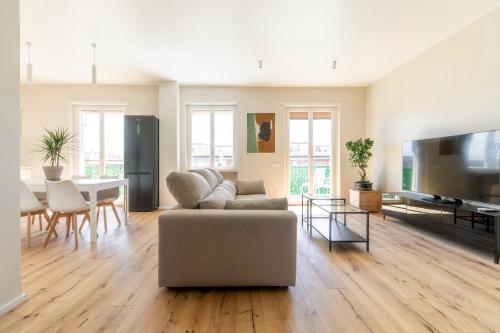 A television and/or entertainment centre at La Dolce Vita - Sunny Penthouse Trastevere Station 100sqm