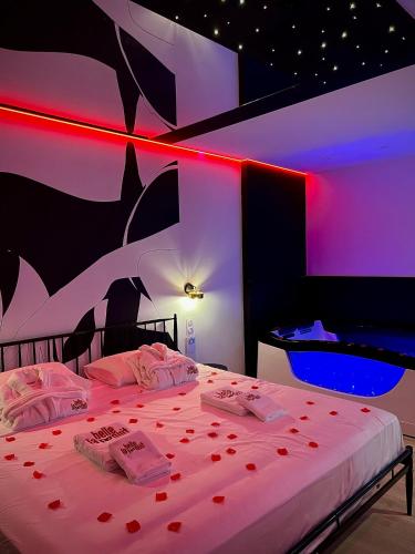 sypialnia z łóżkiem z czerwonym sercem w obiekcie La Belle Nuit suite Nuit Étoilée w mieście Saint-Gilles