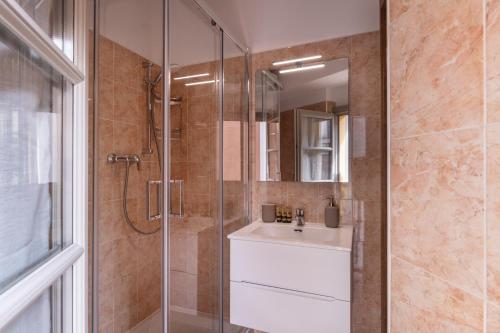 y baño con ducha, lavabo y espejo. en Da Pardis en Bergamo