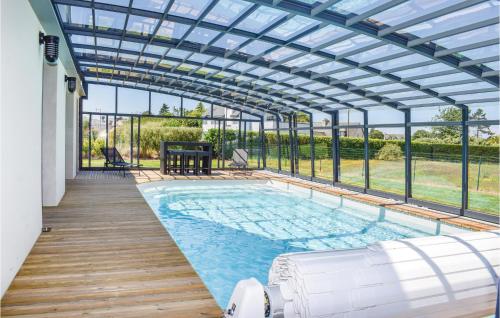 - une piscine avec une pergola et une piscine dans l'établissement Amazing Home In Plouézec With Wifi, à Plouézec