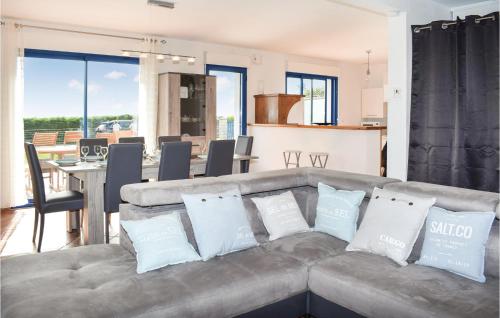 - un salon avec un canapé gris et des oreillers dans l'établissement Amazing Home In Plouézec With Wifi, à Plouézec
