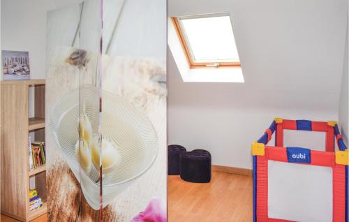 PlouézecにあるAmazing Home In Plouzec With Wifiの扇風機付きの部屋の写真2枚
