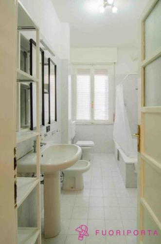 ein weißes Badezimmer mit Waschbecken und Toilette in der Unterkunft FuoriPorta Affitti Brevi - Residence Dacci in Parma