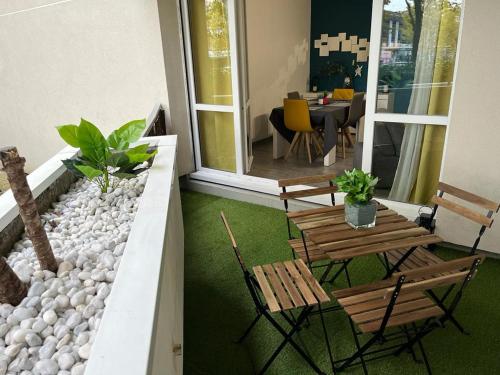un patio con 2 sillas y un jardín de rocas en Bel appartement à 2 min des transports parisiens en Noisy-le-Grand