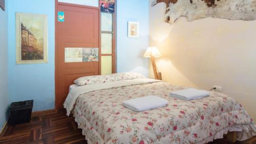 a bedroom with a bed with two towels on it at Beraja Family Hostel in Lima