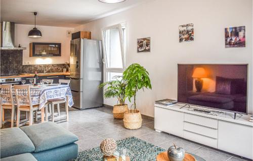 un soggiorno con divano e cucina di Cozy Apartment In Saint Quay Portrieux a Saint-Quay-Portrieux