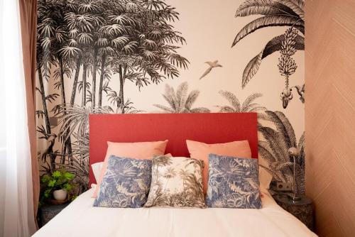 - une chambre avec un lit à tête rouge dans l'établissement GoToSeville ALTAIR SUITES, à Séville
