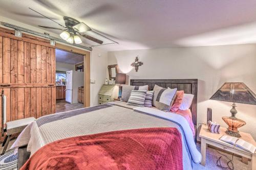 um quarto com uma cama grande e uma ventoinha de tecto em Cozy High Rolls Cottage with Fire Pit and Gas Grill! em Cloudcroft