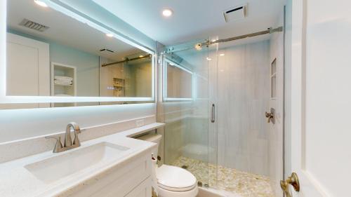 y baño con ducha, aseo y lavamanos. en Soft, Sandy Beaches I Long Views from Premiere Over-sized Balcony!, en Marco Island