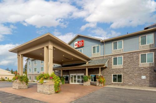 a front view of a hotel with a building at Best Western Plus Chena River Lodge in Fairbanks