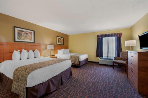 Postel nebo postele na pokoji v ubytování Best Western Louisville East Inn & Suites