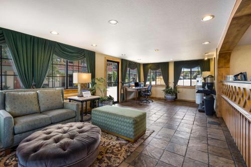 a living room with a couch and a chair at Best Western Windsor Inn in Ashland