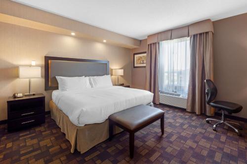 Postel nebo postele na pokoji v ubytování Best Western PLUS Fox Creek