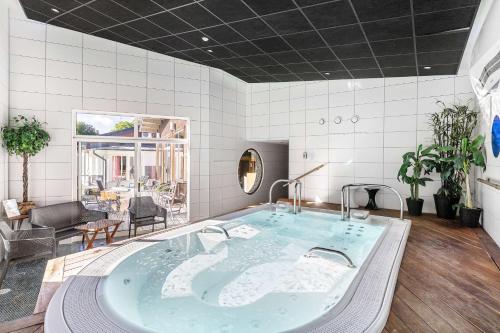 une grande baignoire jacuzzi dans une chambre dans l'établissement Best Western Hotel Norra Vattern, à Askersund