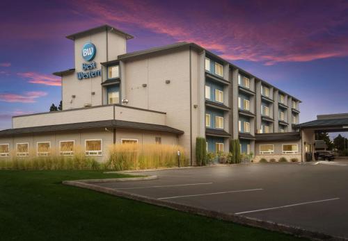 a rendering of a hotel with a parking lot at Best Western McMinnville Inn in McMinnville