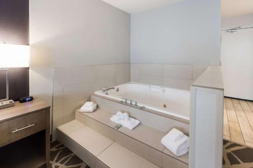 La salle de bains de l'hôtel est pourvue d'une baignoire et d'un lavabo. dans l'établissement Best Western McMinnville Inn, à McMinnville