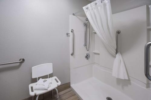 a white bathroom with a shower and a toilet at Best Western McMinnville Inn in McMinnville