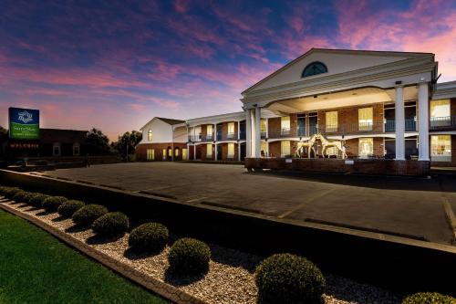 ein Gebäude mit einem Parkplatz davor in der Unterkunft SureStay Hotel by Best Western Bardstown General Nelson in Bardstown