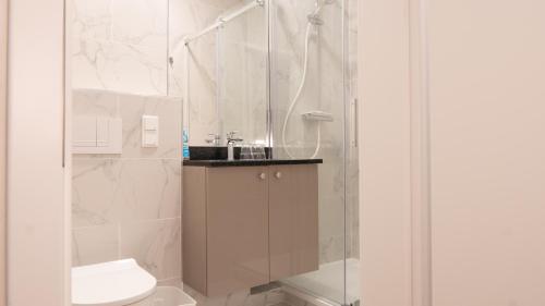 a bathroom with a shower and a toilet at Pension Majesty in Berlin