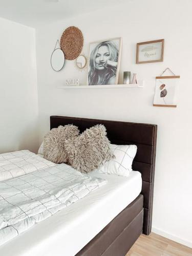 a bedroom with a bed with two stuffed animals on it at *TOP*+Allgäu*Familie*NETFLIX*mit Garten & *PS4* in Kaufbeuren