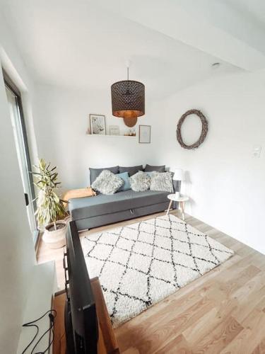 a living room with a blue couch and a rug at *TOP*+Allgäu*Familie*NETFLIX*mit Garten & *PS4* in Kaufbeuren