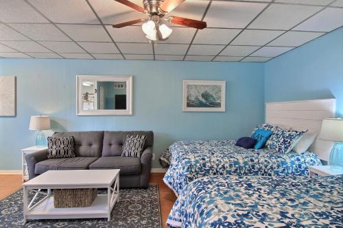 sala de estar con sofá y cama en On the Half Shell - Condo en Port Aransas