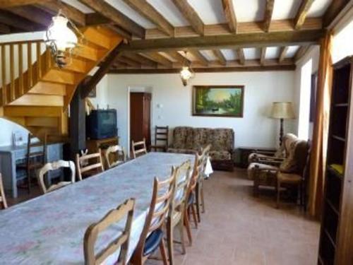 une salle à manger avec une longue table et des chaises dans l'établissement Gîte spacieux et paisible près du Mans avec grand terrain, 15 couchages, ping-pong et WIFI - FR-1-410-178, à Chaufour-Notre-Dame
