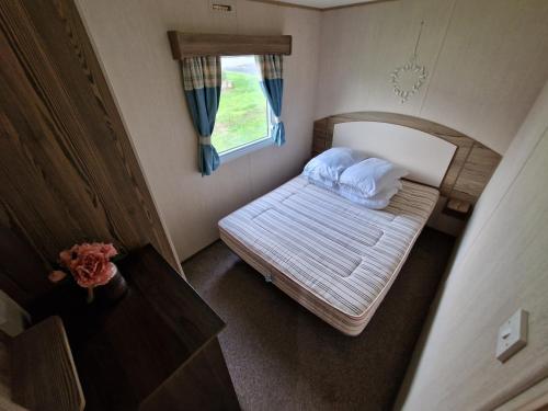 Giường trong phòng chung tại Devon Cliffs Holiday Park - Haven, 3 Bed - ABI Horizon - Wi Fi