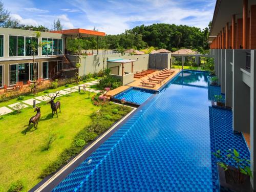 Bazén v ubytování Khaolak Forest Resort nebo v jeho okolí