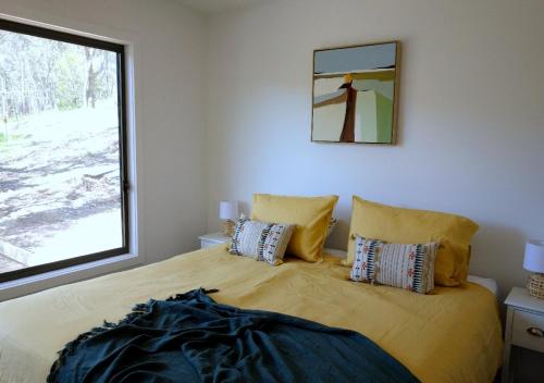 Saint AndrewsにあるPeaceful bush retreat in newly renovated lodge in St Andrewsのベッドルーム1室(枕2つ、窓付)
