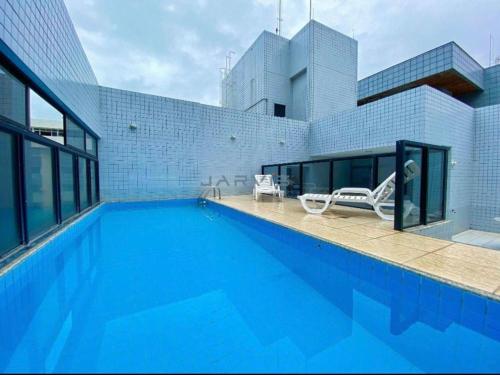 uma piscina em frente a um edifício em Apt. encantador 50m da praia de Ponta Verde em Maceió