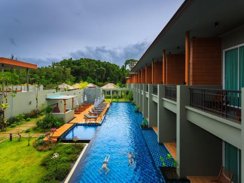 Bazén v ubytování Khaolak Forest Resort nebo v jeho okolí