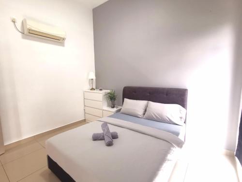 Postel nebo postele na pokoji v ubytování Austin Manhattan 1BR Johor Bahru by Maco Home