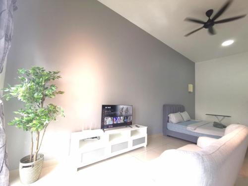 sala de estar con TV y sofá en Austin Manhattan 1BR Johor Bahru by Maco Home, en Johor Bahru