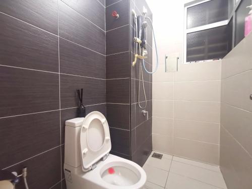 y baño con aseo y ducha. en Austin Manhattan 1BR Johor Bahru by Maco Home, en Johor Bahru