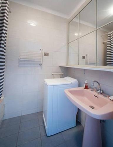 une salle de bain blanche avec un lavabo et des toilettes dans l'établissement Flat Rossi, à Menton