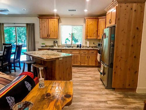 een keuken met houten kasten en een houten tafel bij Slide Creek Ranch 1 mile to Bass Lake on 25 acres in Bass Lake
