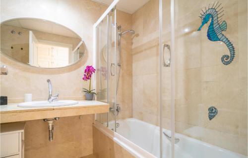 Koupelna v ubytování Lovely Apartment In Torrox Costa With Kitchen
