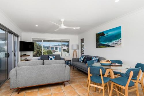Μια τηλεόραση ή/και κέντρο ψυχαγωγίας στο Absolute Beachfront Apartment 4T
